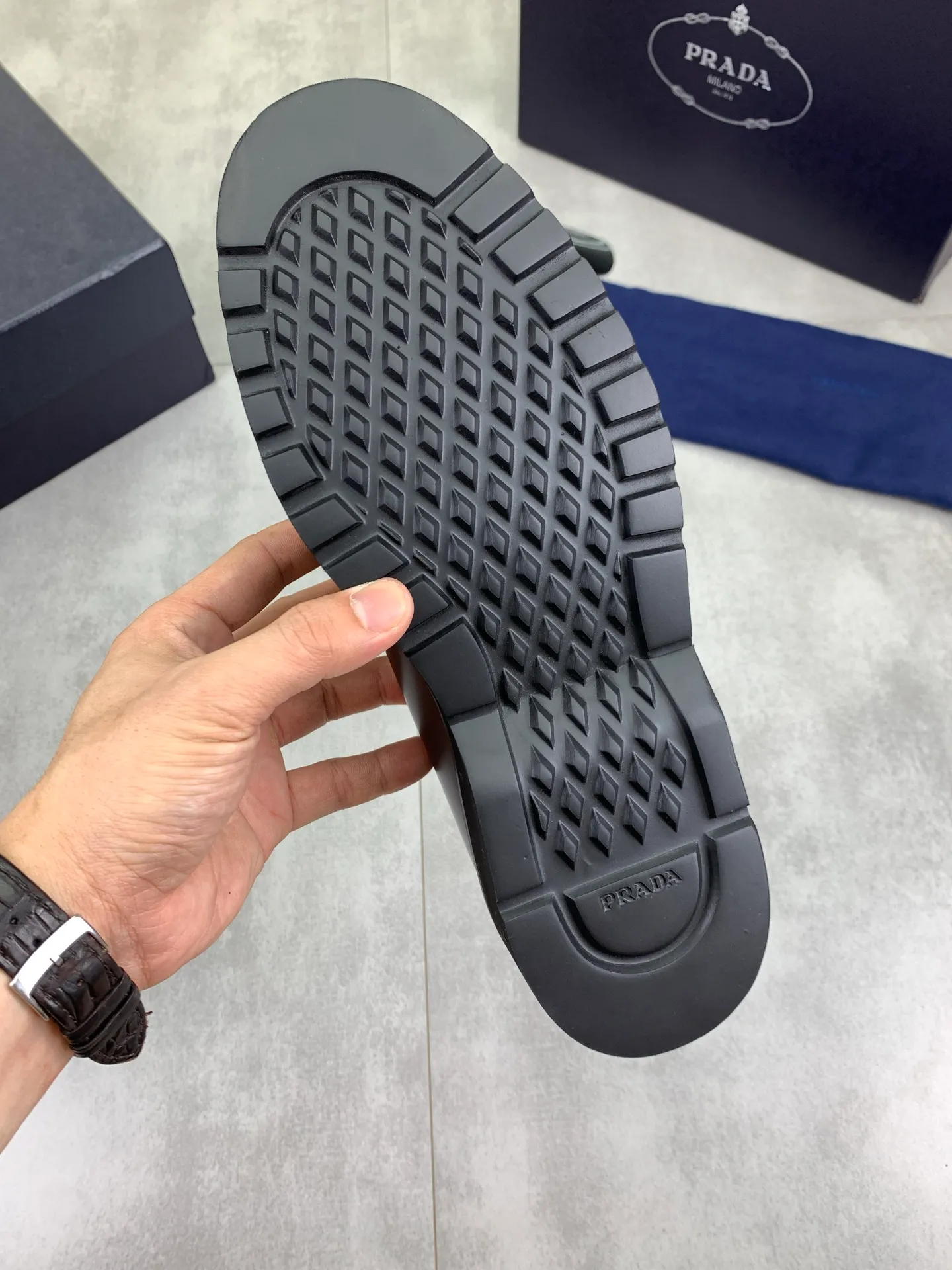 Factory price P880💰Original quality, top version🔱 ＰＲＡＤＡPrada. Men’s business casual leather shoes, top quality products. 1:1 shipment⬆️Luxurious and noble👞All imported original color-brushed edge beads, just to create a more comfortable wearing experience. Upper: Original comfortable open-edge bead rubbed color calfskin➕Top imported water-dyed full cow lining, original high-end lightweight and comfortable TPU foam combination bottom✔️Code number: 39-44 (38 45) 46 47 can be customized)